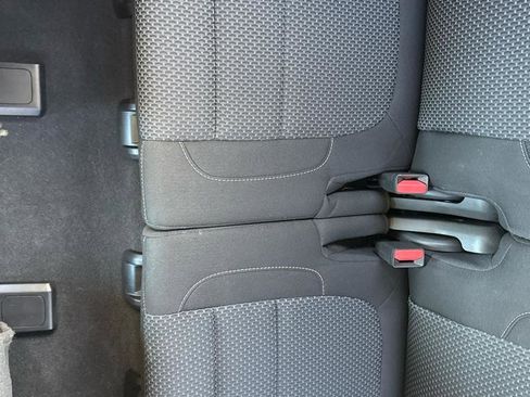 Used 2021 GMC Acadia SLE image 19