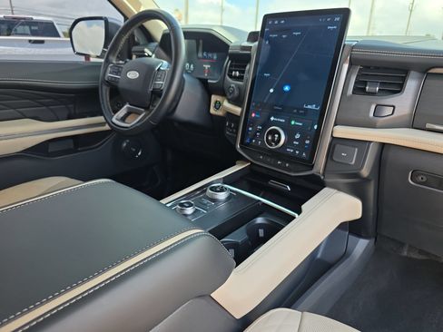 Used 2024 Ford Expedition Platinum AWD/4WD image 17