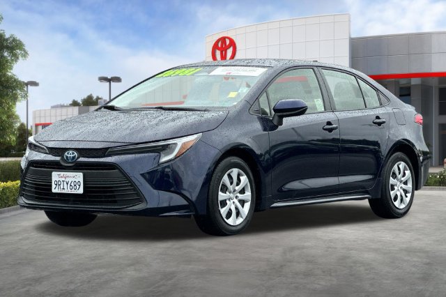 Used 2025 Toyota Corolla LE FWD image 9