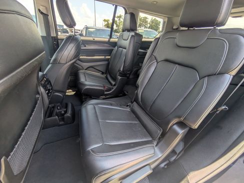Used 2023 Jeep Grand Cherokee L Limited w/ Luxury Tech Group II AWD/4WD image 14