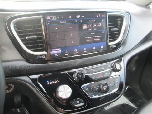 Used 2025 Chrysler Pacifica Select FWD image 17