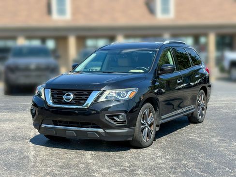 Used 2017 Nissan Pathfinder Platinum w/ Family Entertainment Package AWD/4WD image 4