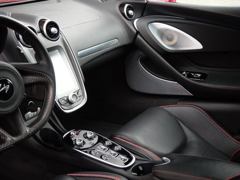 Used 2022 McLaren GT image 20