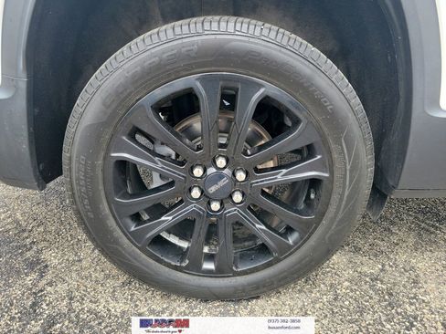 Used 2021 GMC Acadia SLE w/ Driver Convenience Package FWD image 5