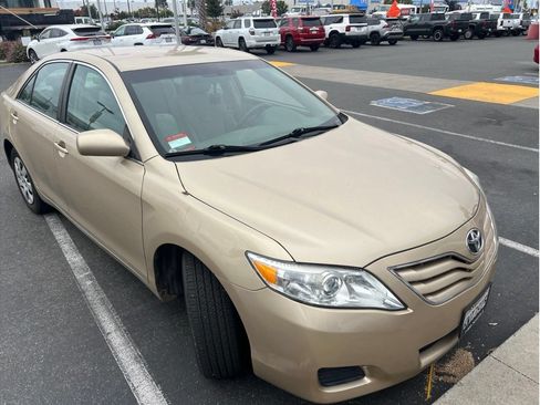 Used 2011 Toyota Camry LE FWD image 3
