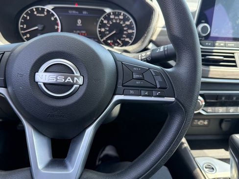 Used 2025 Nissan Altima 2.5 SV FWD image 19