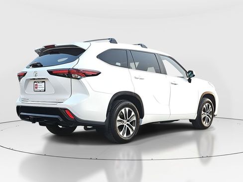 Certified 2024 Toyota Highlander XLE AWD/4WD image 5