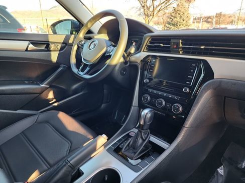 Used 2022 Volkswagen Passat 2.0T SE image 16