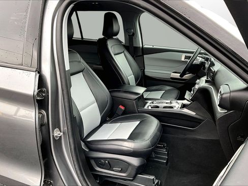 Used 2023 Ford Explorer XLT w/ Equipment Group 202A image 7