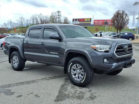 Used 2018 Toyota Tacoma SR5 image 2