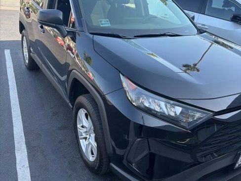 Used 2019 Toyota RAV4 LE AWD/4WD image 2
