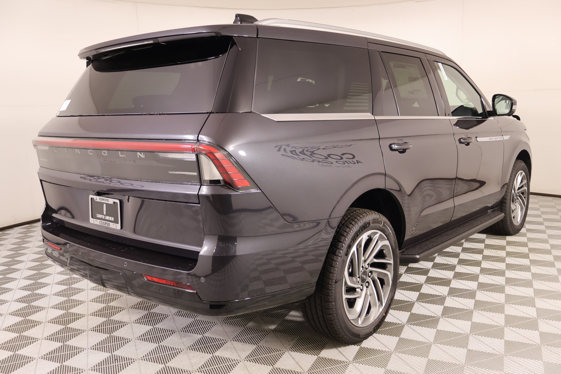 New 2026 Lincoln Navigator Premiere AWD/4WD image 21
