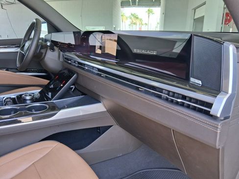 Used 2025 Cadillac Escalade Premium Luxury RWD image 17
