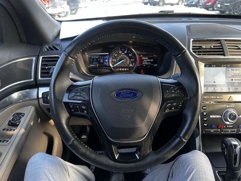 Used 2018 Ford Explorer Limited w/ Equipment Group 301A image 9