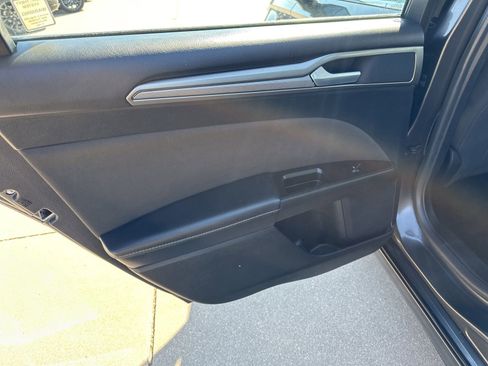 Used 2017 Ford Fusion SE w/ Fusion SE Technology Package image 17