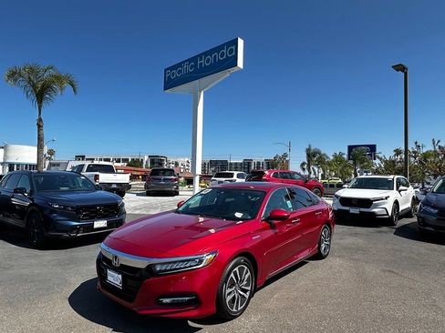 Used 2018 Honda Accord Touring image 2