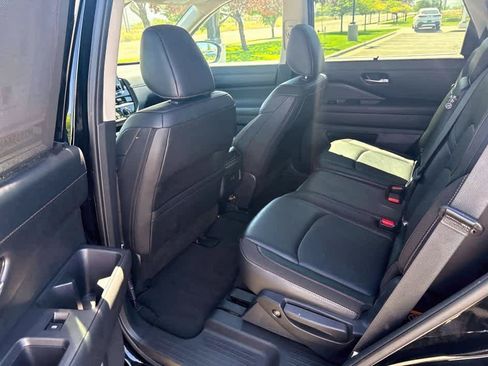 Used 2025 Nissan Pathfinder SL AWD/4WD image 21
