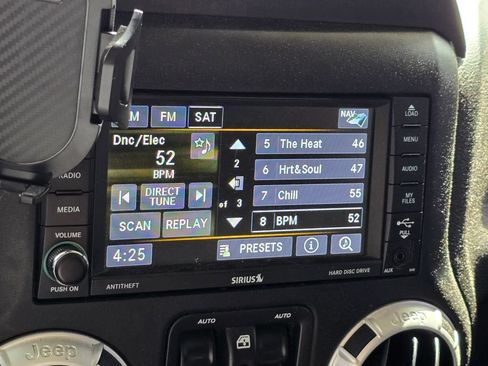 Used 2018 Jeep Wrangler Unlimited Sahara w/ Connectivity Group AWD/4WD image 21