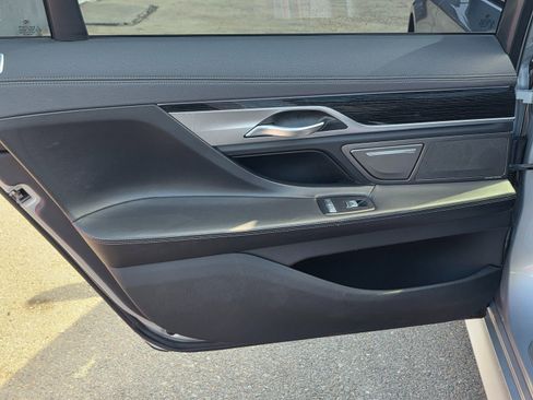 Used 2020 BMW 750i xDrive w/ M Sport Package image 27