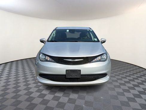 Used 2023 Chrysler Voyager LX FWD image 3