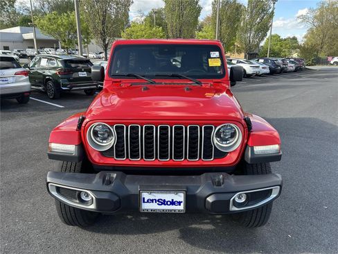 Used 2025 Jeep Wrangler Sahara image 8