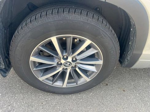 Used 2018 Toyota Highlander XLE AWD/4WD image 4