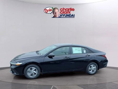 New 2026 Hyundai Elantra SE FWD image 2
