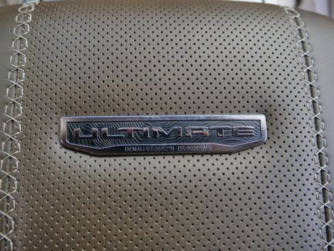 Used 2025 GMC Yukon Denali Ultimate AWD/4WD image 9