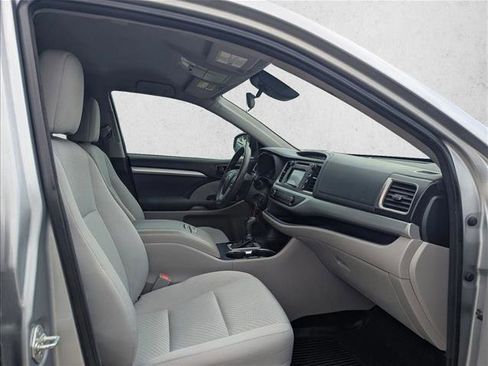 Used 2017 Toyota Highlander LE FWD image 15