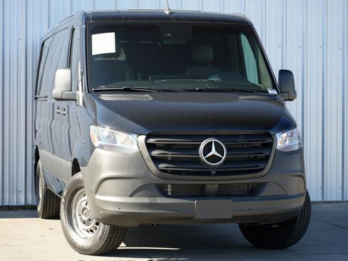 Used 2024 Mercedes-Benz Sprinter 2500 image 4