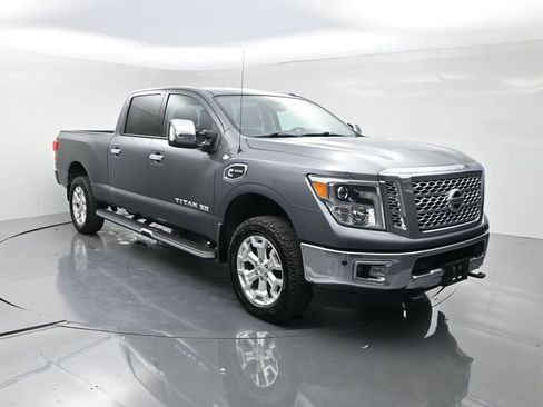 Used 2016 Nissan Titan SL RWD image 2
