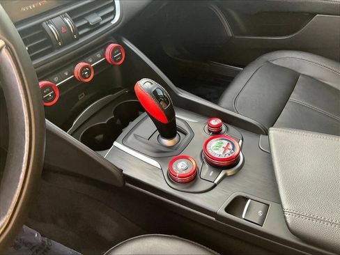 Used 2017 Alfa Romeo Giulia AWD image 17