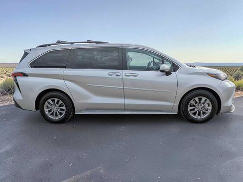 Used 2022 Toyota Sienna XLE AWD/4WD image 7