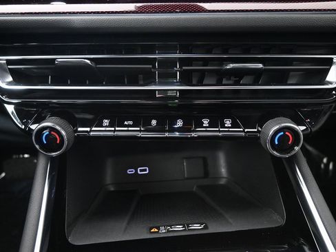 Used 2024 Chevrolet Traverse Z71 image 30