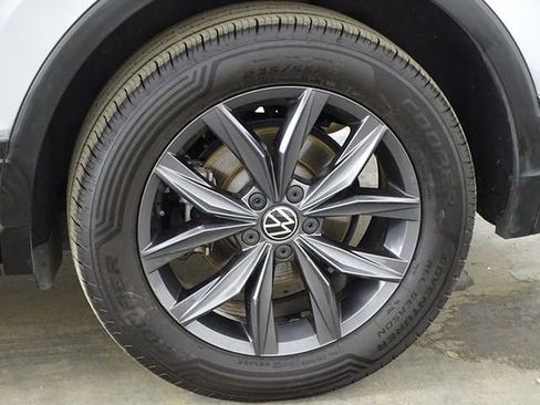 Used 2024 Volkswagen Tiguan SE image 43