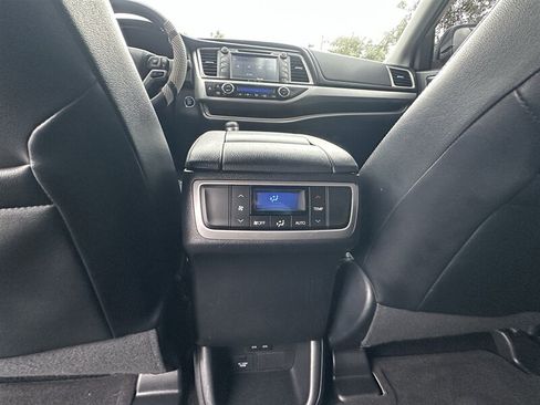 Used 2019 Toyota Highlander XLE AWD/4WD image 43