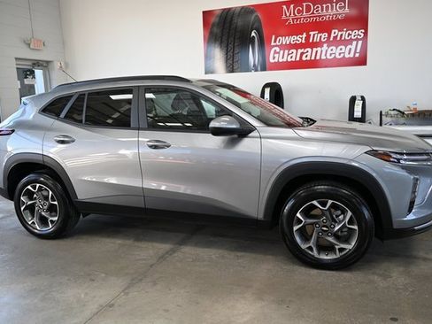 Used 2024 Chevrolet Trax LT w/ Driver Confidence Package image 4