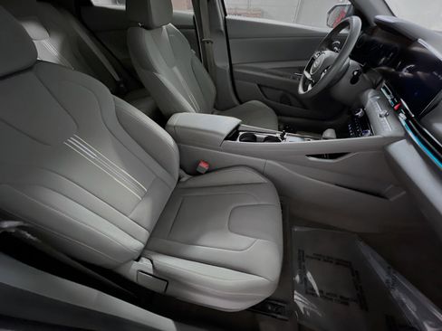 Used 2024 Hyundai Elantra Blue FWD image 31