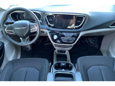 Used 2021 Chrysler Pacifica Touring w/ Uconnect Theater Family Group image 15