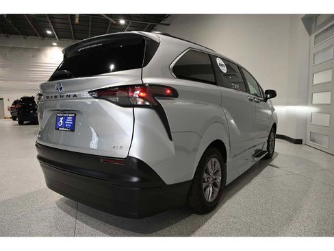 New 2025 Toyota Sienna XLE image 6