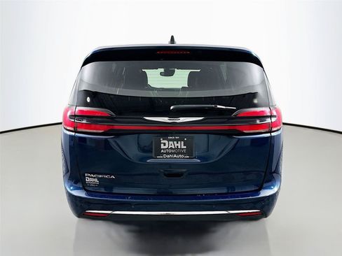 Used 2025 Chrysler Pacifica Select FWD image 12