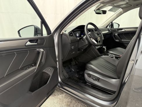 Used 2022 Volkswagen Tiguan SE w/ Panoramic Sunroof Package image 12