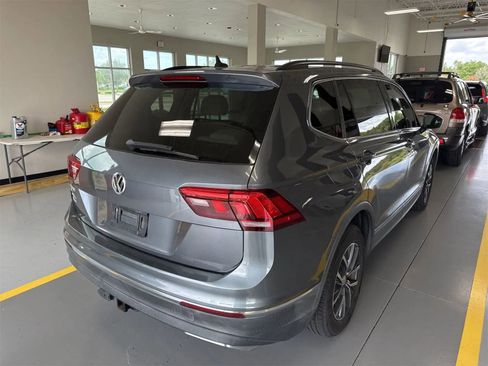 Used 2020 Volkswagen Tiguan SE w/ Panoramic Sunroof Package FWD image 3