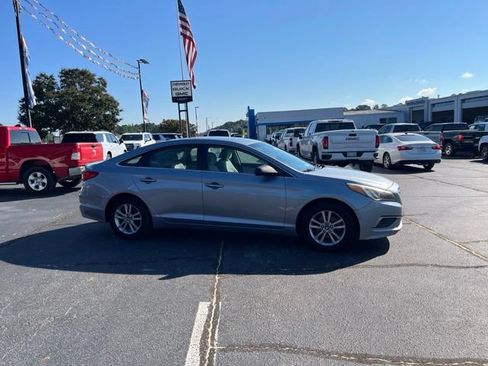 Used 2017 Hyundai Sonata SE FWD image 2