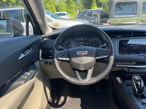 Used 2023 Cadillac XT4 Luxury w/ Cold Weather Package AWD/4WD image 14