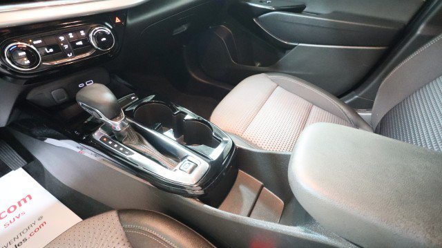 Used 2025 Chevrolet Trax LT FWD image 19
