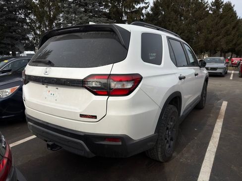 Used 2023 Honda Pilot TrailSport image 3