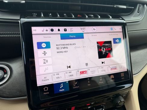 Used 2023 Jeep Grand Cherokee Limited image 19