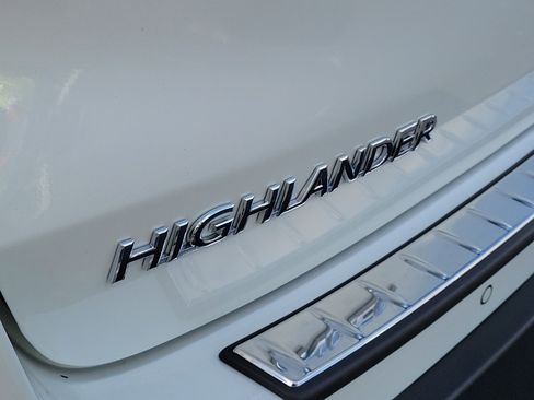 Used 2018 Toyota Highlander Limited AWD/4WD image 5