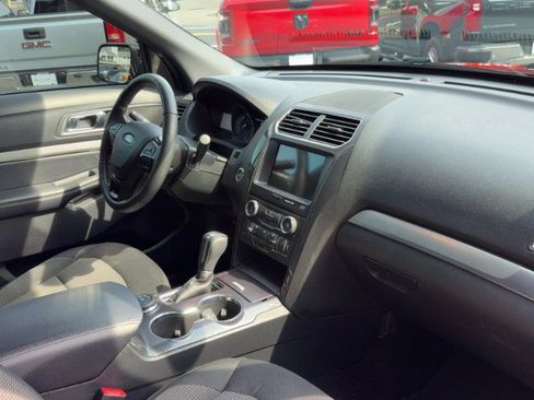 Used 2018 Ford Explorer XLT w/ Equipment Group 201A AWD/4WD image 16